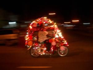 Voor de optocht tijdens het Divali feest (feest van het Licht) worden brommers feestelijk versierd en verlicht